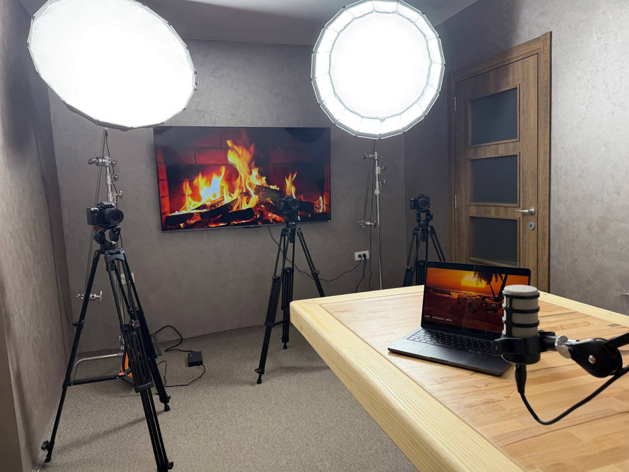 PROCHED podcast studio — tri kamere, dva softboxa i drveni sto